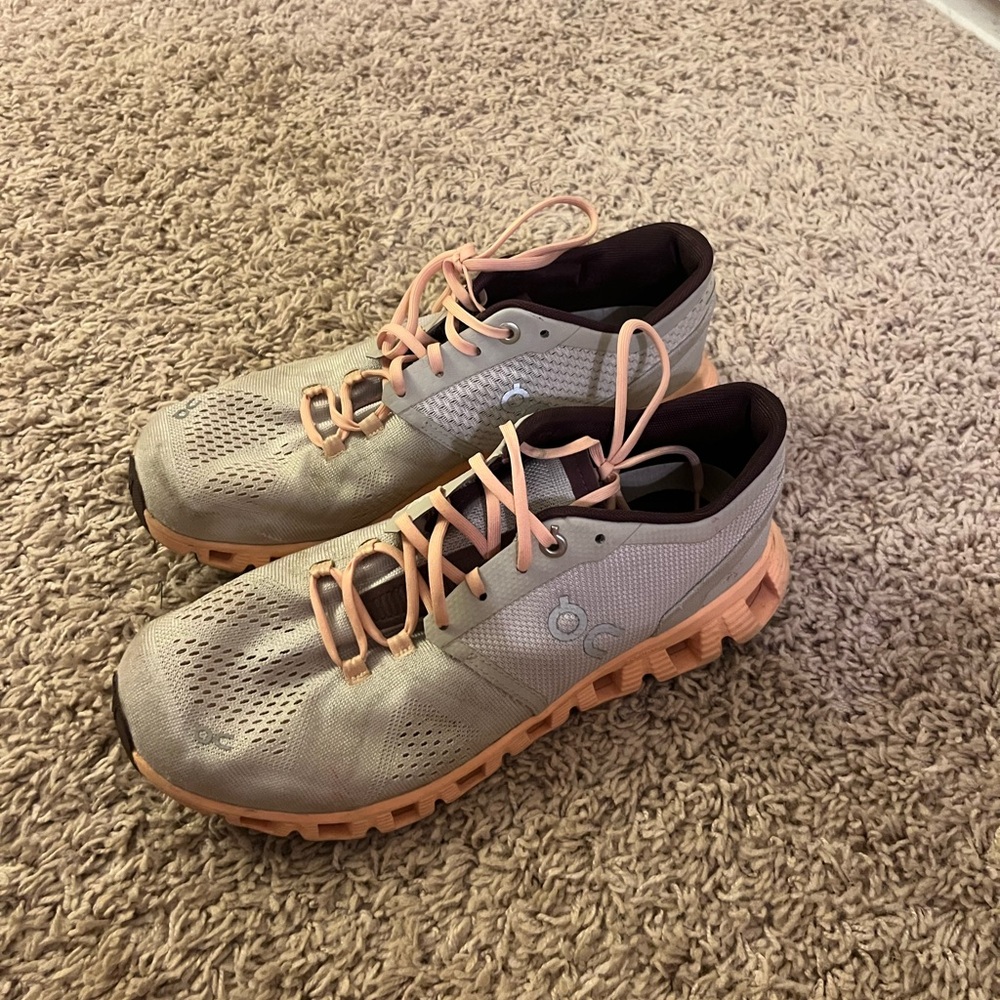 Women’s 7.5 On Cloud sneakers